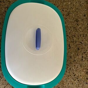 Tupperware serving tray with cover